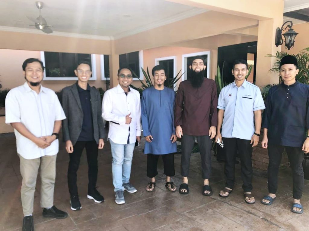 group-well-dressed-op