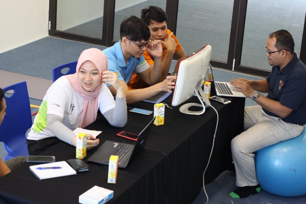 group-working-discussion-team-op