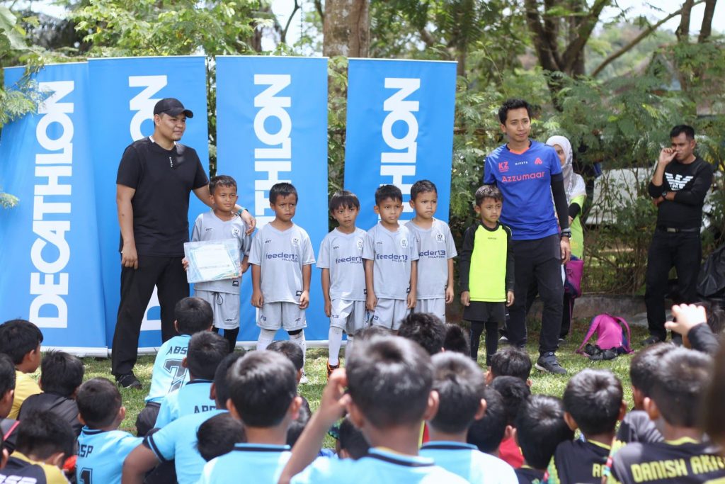 kids-receiving-award-event-op