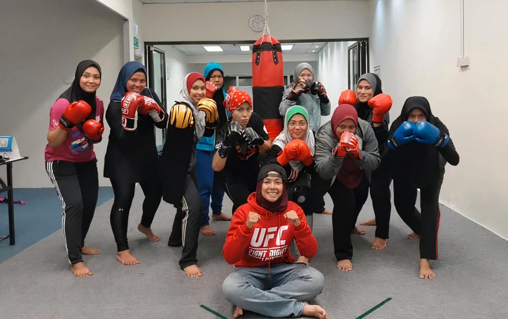 ladies-boxing-pose-op